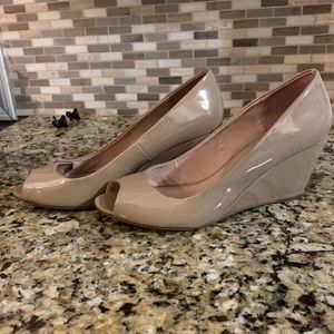 Chinese Laundry nude wedge pump